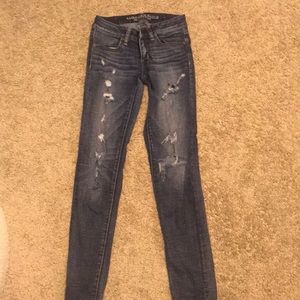 AMERICAN EAGLE DARK WASH RIPPED JEANS